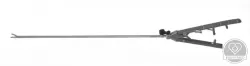 Laparoszkópos tűfogó, jobbról balra ívelt pofa, V-markolat racsnival, 5 mm x 330 mm